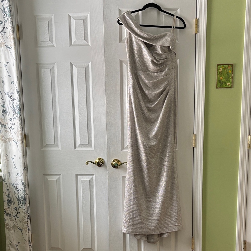 Elegant Gold Mermaid-Style Formal Gown